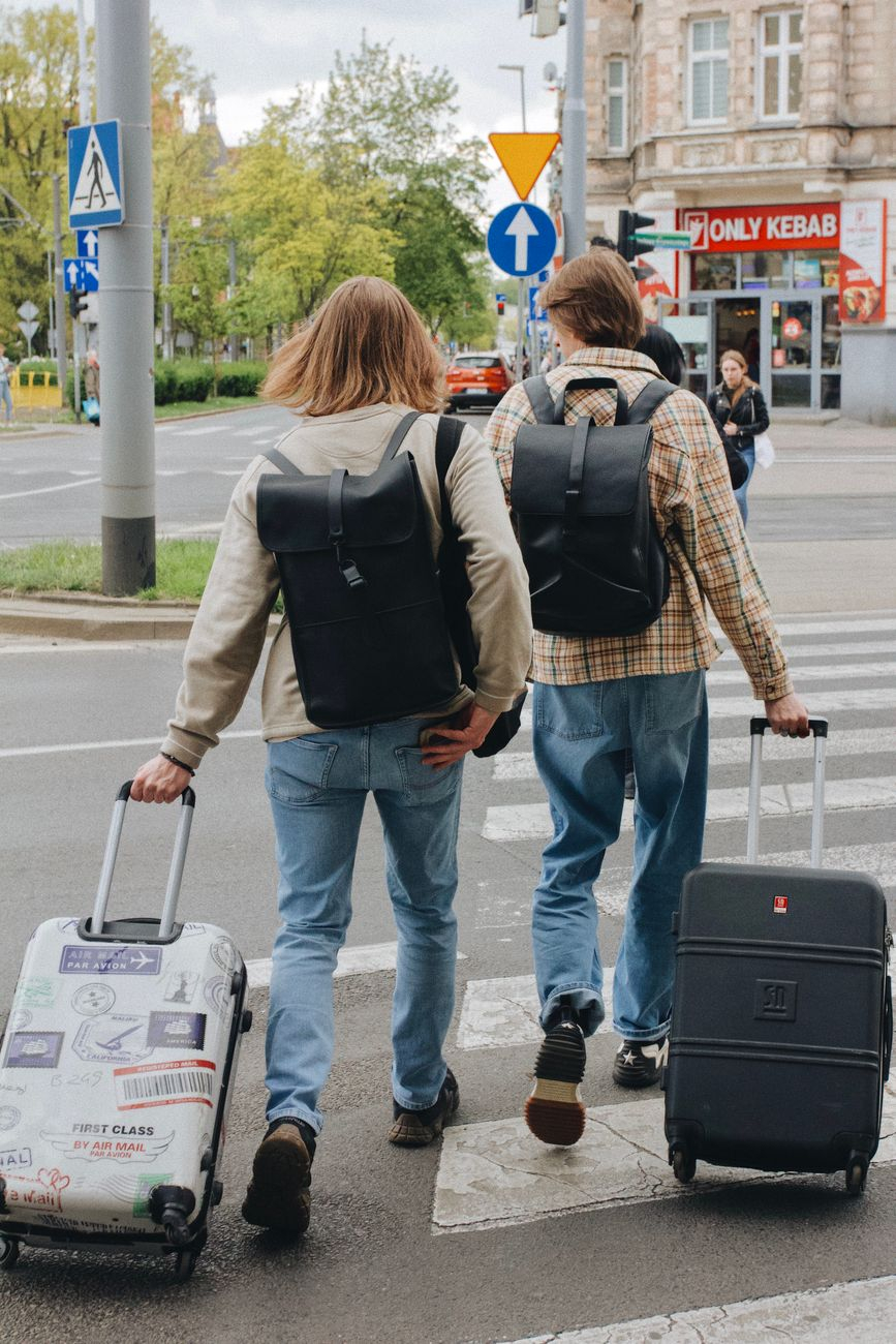 Jak wybrać idealną walizkę kabinową na weekendowy wyjazd – wymiary, waga, materiał i praktyczne wskazówki dla podróżnych
