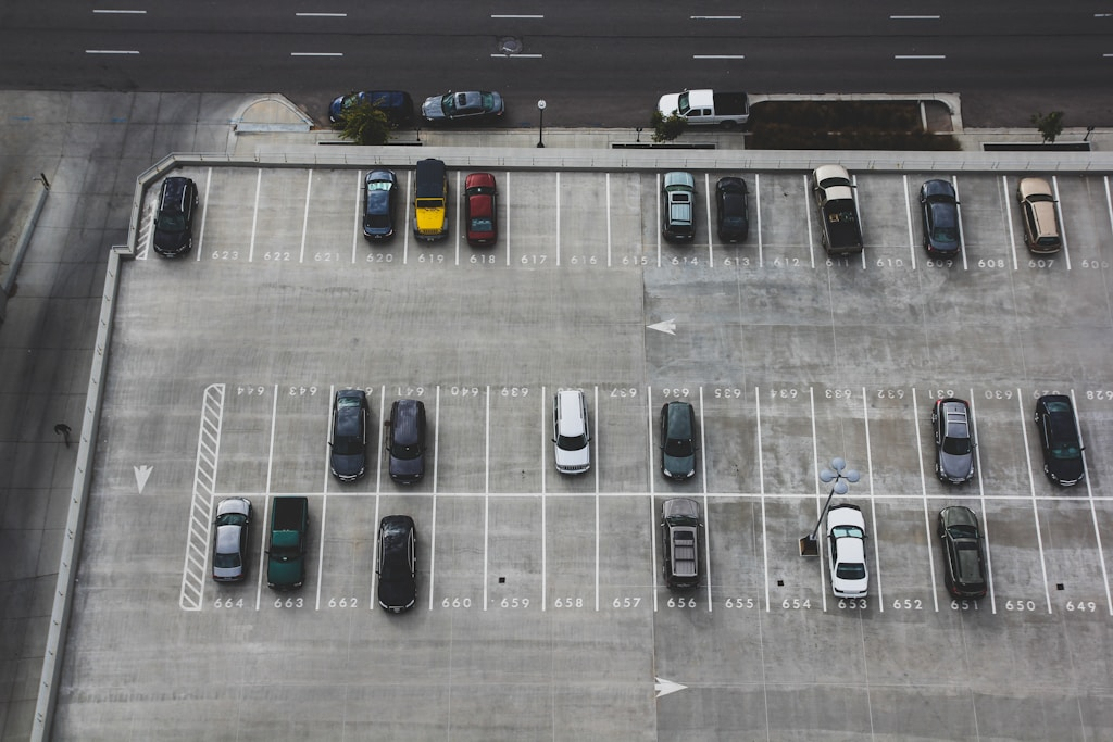Wylatujesz o świcie? Oto jak zaplanować parking, żeby zdążyć bez nerwów