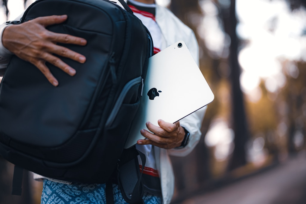 Jak wybrać plecak na laptopa, który naprawdę sprawdzi się w pracy i podróży?