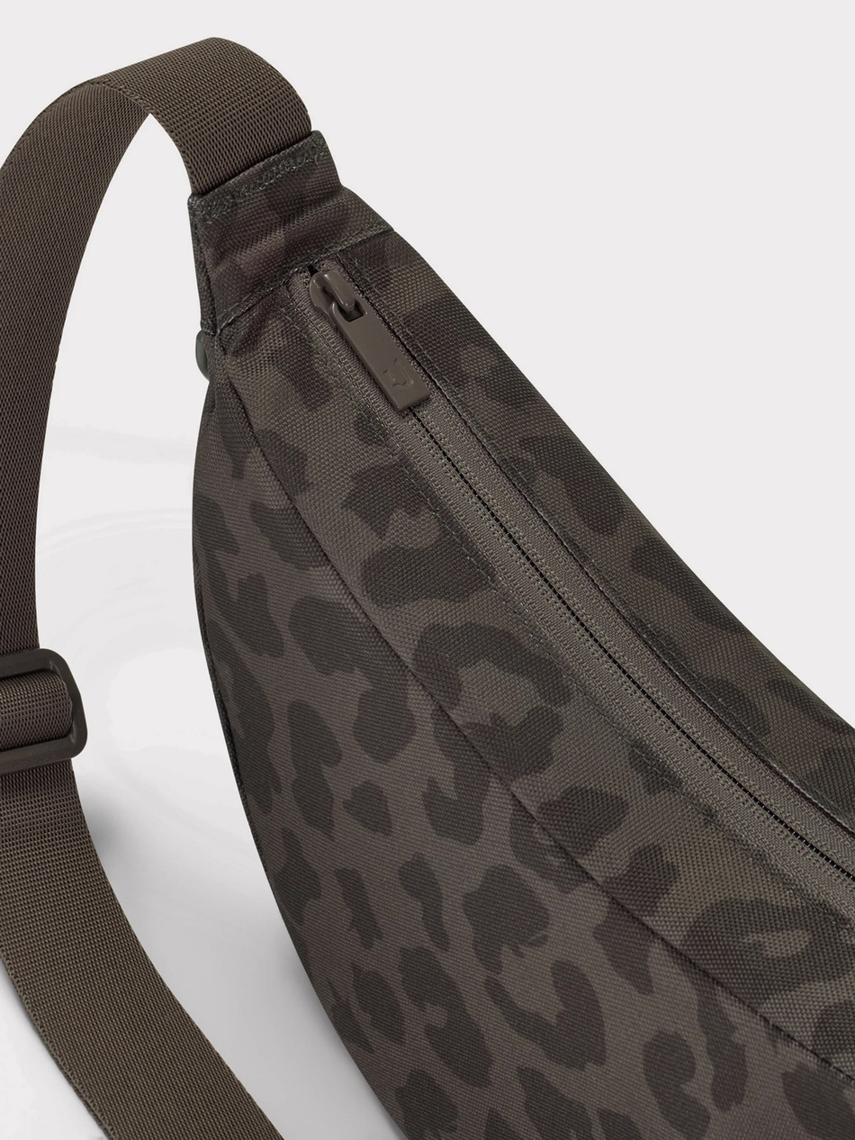 Torba na ramię JOHNNY URBAN Ally Small Half Moon Bag Braun Leo