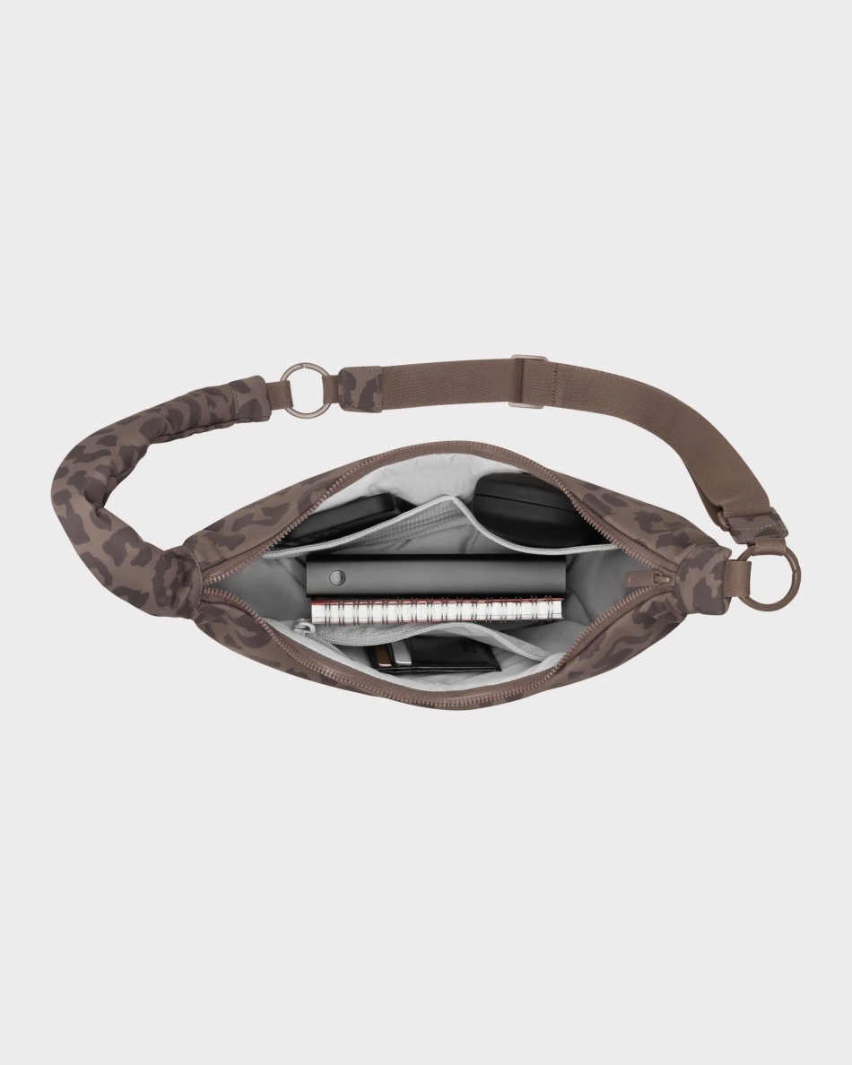 Torba na ramię JOHNNY URBAN Half Moon Bag Lou Medium Brown Leo